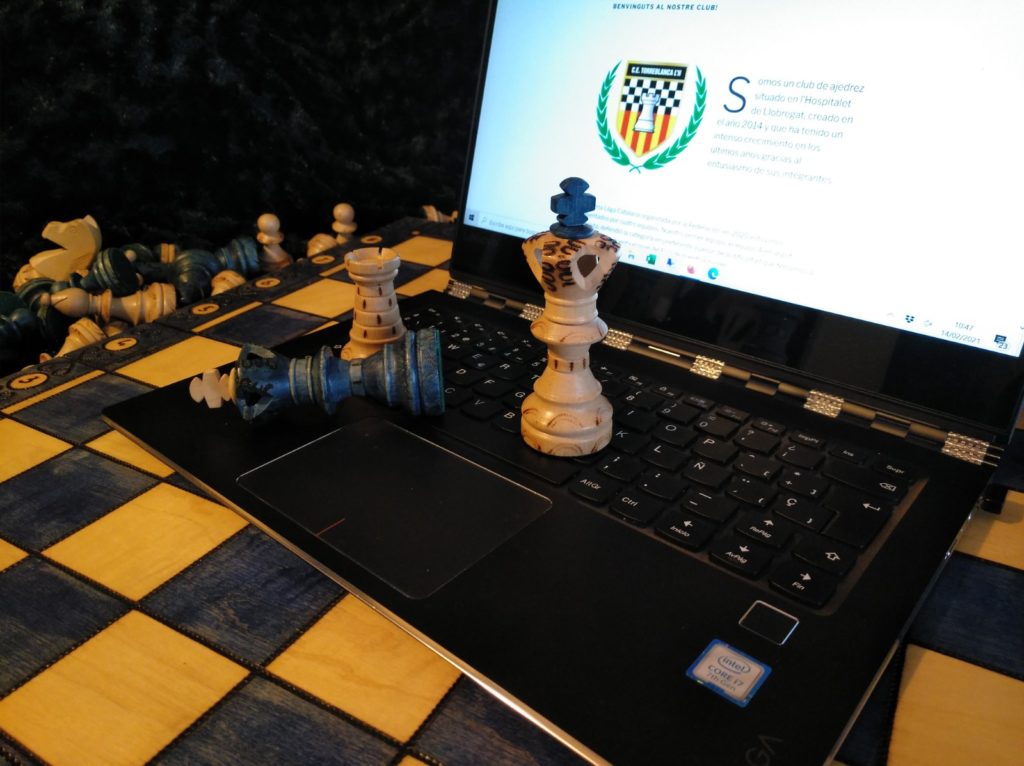 Recuerdo celebracion vestirse Jugar ajedrez contra el ordenador - Club d'Escacs Torreblanca